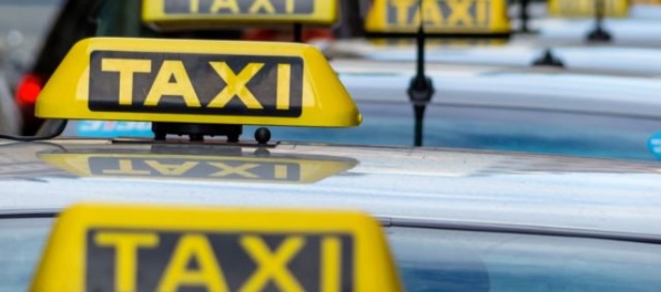 Pražskí taxikári zablokovali prístup k letisku, protestujú proti Uberu