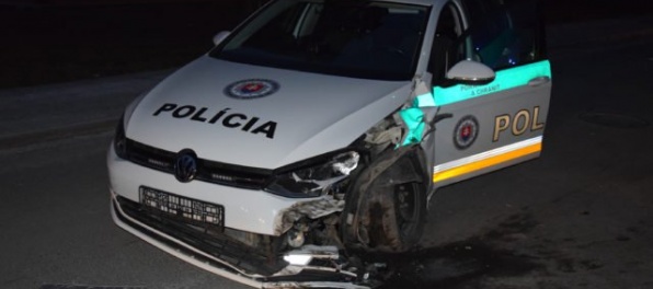 V Bratislave sa zrazilo policajné auto s Mazdou, vodiči sa ľahko zranili