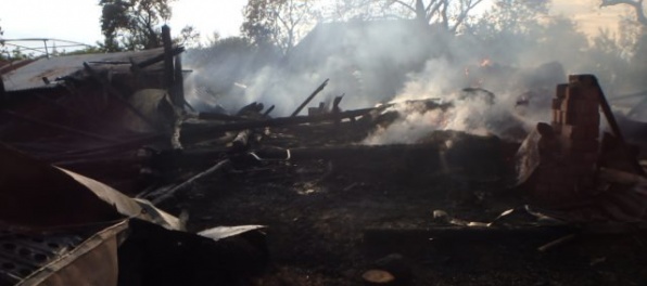 Foto: Dôchodca si podpálil stodolu, zhorela aj susedná