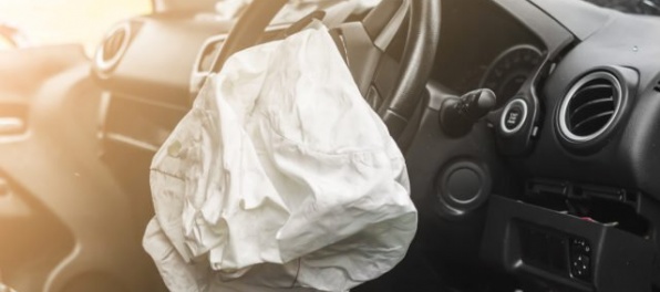 Pri Bratislave sa vážne zranila vodička, narazila autom do stromu