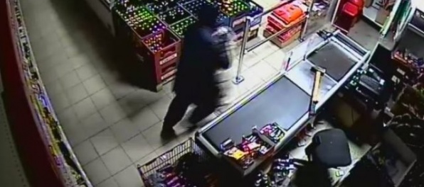 Predavačka spacifikovala lupiča, mal plynovú zbraň