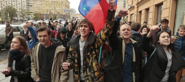 Putinove narodeniny poznačili protesty po celej krajine, Rusi žiadaju Navaľného kandidatúru