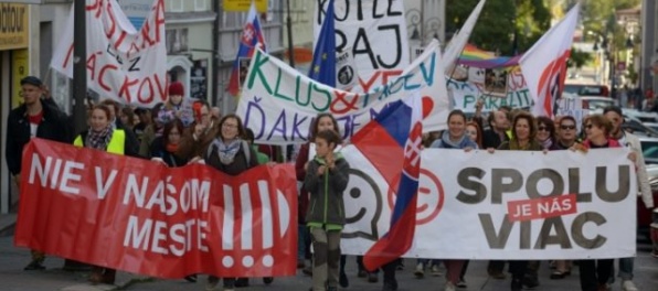 Foto: V Banskej Bystrici pochodovali proti fašistom, niesli aj transparent „KOTLE BAJ BYE“