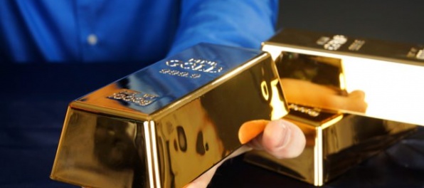 Ropa zlacnela, cena zlata stúpla