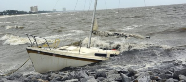 Hurikán Nate zoslabol na tropickú búrku, zasiahol štáty Mississippi a Louisiana (aktualizované)