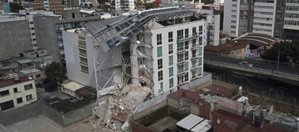 V hlavnom meste Mexika začali demolovať budovy poškodené zemetrasením