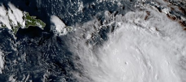 Tropická búrka Ophelia sa mení na hurikán