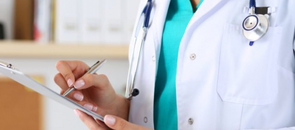 Lekári budú musieť ordinovať 35 hodín týždenne, sankcie za neoprávnené poplatky sa sprísnia