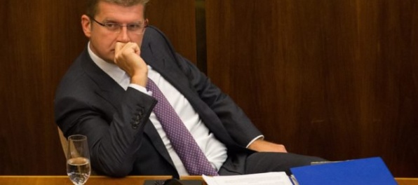 Opozícia zatiaľ Žigu odvolávať nebude, v parlamente chce riešit kauzu miliónov eur za Gabčíkovo