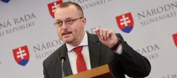 Spotrebné dane z benzínu a nafty sa zmenia, podľa Krajniaka štát prerobí a zarobia oligarchovia