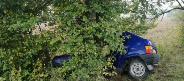 Foto: Matúš na Favorite dostal šmyk, zišiel z cesty a narazil do stromu