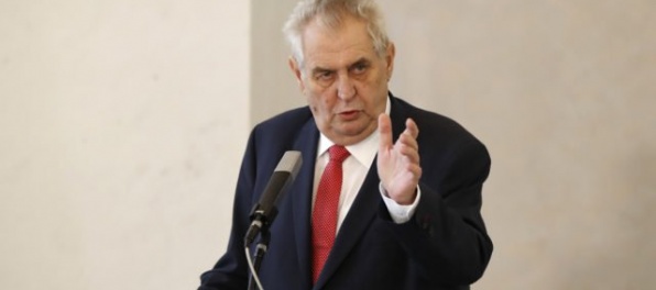 Vyžeňte ho, lebo ho zabijem, vyhrážal sa prezident Zeman kameramanovi