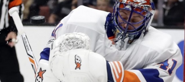 Video: Halák nezabránil prehre Islanders, Chára rozdal tri „hity“ a nazbieral dva plusové body