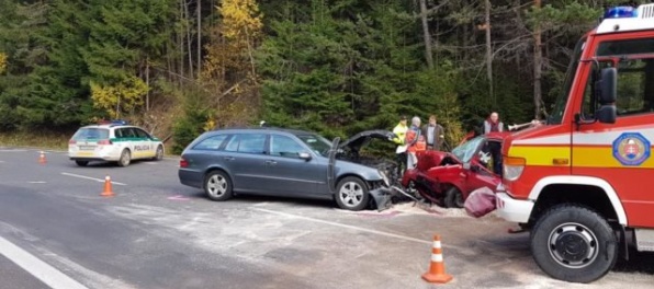 Pri čelnej zrážke v Hybe zahynula jedna osoba, zasahoval aj vrtuľník