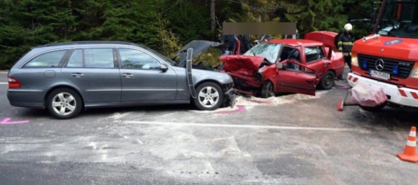 Foto: Vodič Fiatu na priechode zrazil chodca, zrážku Mercedesu s Renaultom neprežila 50-ročná žena