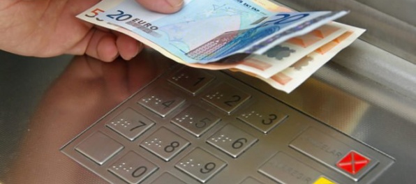 Účet zadarmo v banke bude len pre ľudí s príjmom do 400 eur, poslanci nezvýšili sumu na tisícku