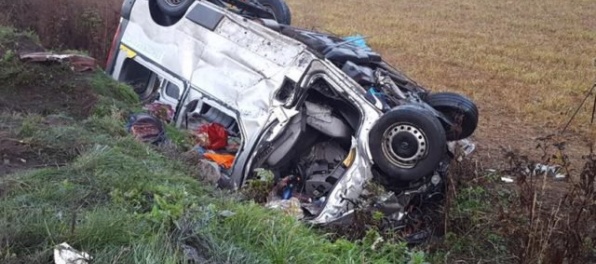 Foto: Zrážku mikrobusu a kamióna v okrese Prievidza neprežilo sedem ľudí (aktualizované)