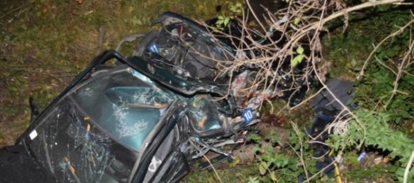 Vodič začal prudko brzdiť, dostal šmyk a zrážke s kombajnom už nezabránil, zahynuli spolujazdci