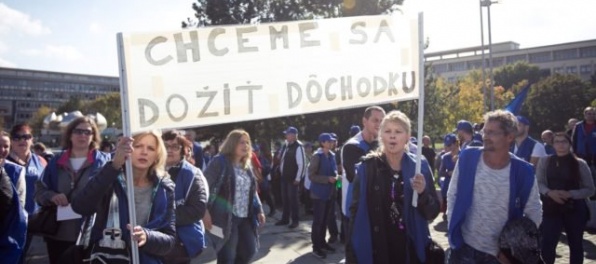 Foto: Odborári pochodovali za skorší odchod do penzie, Richterovi odovzdali svoje požiadavky