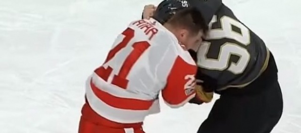 Video: Tatar sa premiérovo pobil v NHL, v pästnej výmene nedal šancu Haulovi