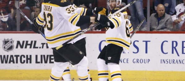 Video: Chára prvou hviezdou zápasu NHL za gól a dve asistencie, Pánik pálil slepými a Halák nechytal