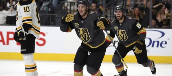 Video: Tridsaťročný Šipačov okorenil gólom svoj debut v NHL, tlieskali mu aj Agassi a Grafová