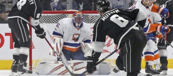 Video: Chára rozdal dva „hity“ a odsedel si štyri minúty, Halák predviedol 24 zákrokov