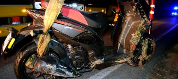 Foto: Motocyklista zišiel z cesty, prevrátil sa na bok a narazil do betónového plota