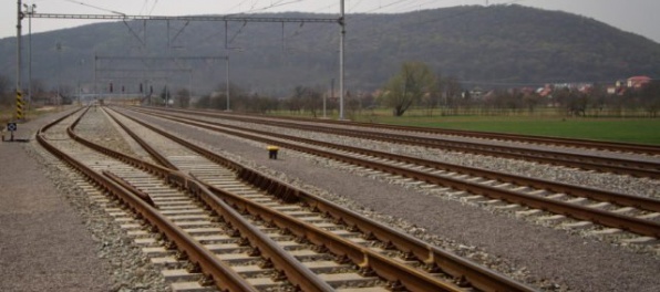 Muž položil hlavu na koľaj pred prichádzajúci vlak