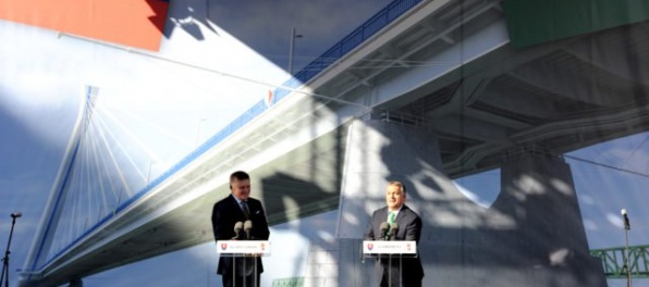 Premiér Fico otvoril s Orbánom stavbu cezhraničného mosta cez Dunaj medzi Komárnom a Komáromom