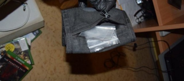 Policajti z Mikuláša si posvietili na drogovú trestnú činnosť, našli vrecká s metanfetamínom