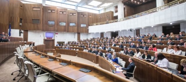 Aktualizované: Schôdza o megaodmene pre Bžána za Gabčíkovo sa skončila, minister má preveriť ďalšiu právnu zmluvu