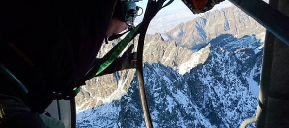 Turista prežil 250-metrový pád v Tatrách, v horolezeckom teréne nemal prilbu ani stúpacie železá