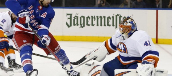 Video: Brankár Halák si svoj 400. zápas NHL osladil víťazstvom v bitke o New York