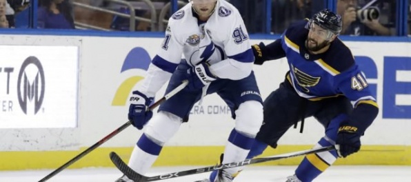 V NHL vyhlásili hráčov týždňa, prvou je center „bleskov“ Stamkos
