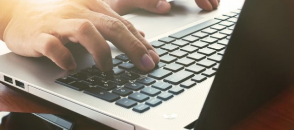 V používaní internetbankingu dobiehame Západ