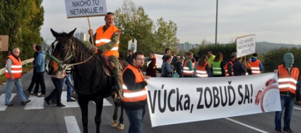 Chodci zablokovali vjazd do Hlohovca, protestom poukázali na kritickú dopravnú situáciu