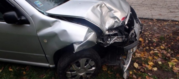 Foto: Opitý vodič Fabie v zákrute nezvládol riadenie, narazil do zaparkovaného auta