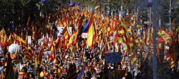 V Barcelone protestujú desaťtisíce ľudí za jednotu Španielska