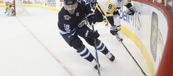 Video: Winnipeg zničil Pittsburgh, DeSmith debutoval v NHL a Wheeler za päť minút strelil hetrik
