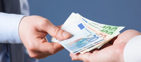 „Lekár“ Július chcel od babičky vymámiť stovky eur, polícia ho chytila pri preberaní peňazí