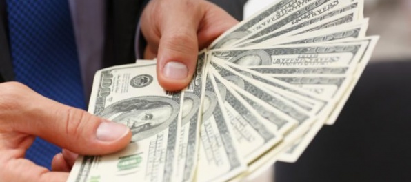 Dolár oslabil oproti jenu aj voči euru, investori očakávajú nového šéda Fed