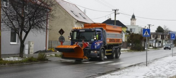 Zimná údržba ciest sa začala skôr, dôvodom bolo najmä zhoršené počasie