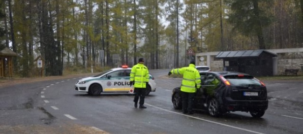 Vodiči by si mali dať pozor na poľadovicu v okolí Popradu, cestári odporúčajú prezuť pneumatiky