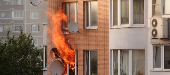 Najskôr zhorel nábytok, potom aj celý byt, pri požiari zasahovalo pätnásť hasičov
