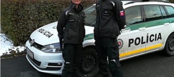 Muž sa chcel obesiť v pivnici svojho domu, policajti mu zachránili život