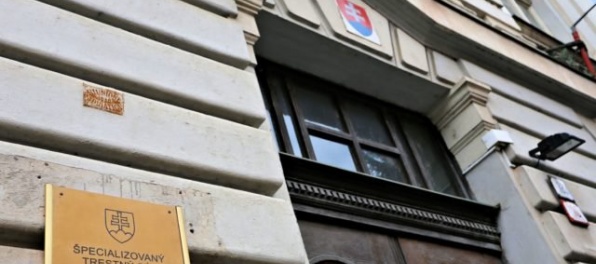 Údajný bos sýkorovcov zvaný „Kýbel“ ostáva vo väzbe, senát zamietol žiadosť o prepustenie