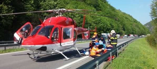 Pri zrážke kamióna a sanitky v okrese Dunajská Streda zasahovali aj leteckí záchranári