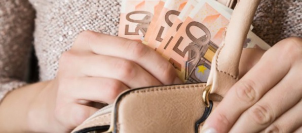 Vysokoškolský pedagóg, ktorý zobral úplatok od externých študentiek, dostal zákaz činnosti