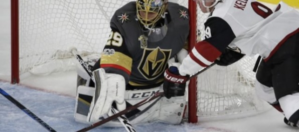 Clayton Keller sa stal nováčikom mesiaca v NHL, v drese Arizony získal 15 bodov